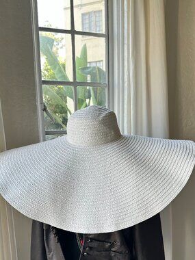 Women’s Oversized White Floppy Sun Hat 57cm Wide Brim Statement Beach Resort